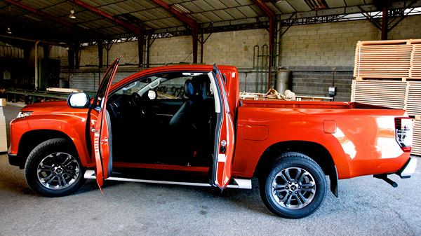 Le pick-up Mitsubishi L200 restylé affiche une face avant au dessin puissant