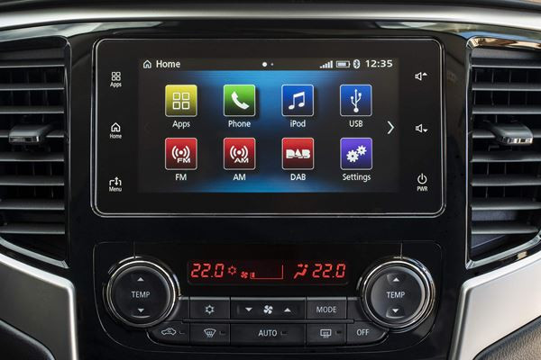 Le pick-up Mitsubishi L200 restylé affiche une face avant au dessin puissant