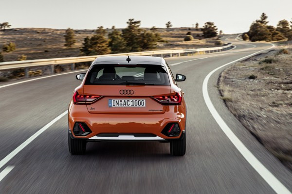 La citadine surélevée Audi A1 Citycarver est à l'aise sur les sentes escarpés