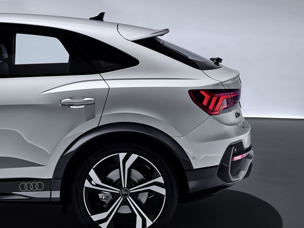 Le SUV coupé Audi Q3 Sportback se singularise par une ligne de toit plongeante
