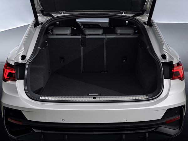 Le SUV coupé Audi Q3 Sportback se singularise par une ligne de toit plongeante