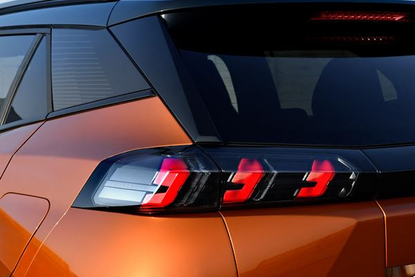 Le SUV Peugeot 2008 arbore un style puissant distinctif