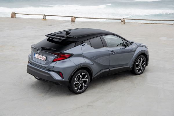 Le Toyota C-HR restylé se démarque par ses lignes de coupé