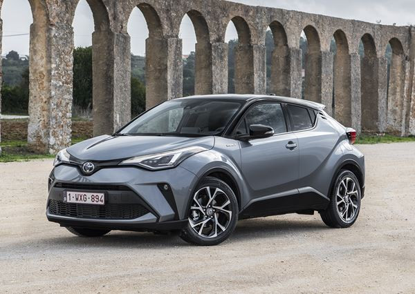 Le Toyota C-HR restylé se démarque par ses lignes de coupé