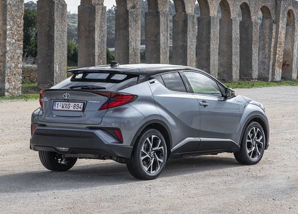 Le Toyota C-HR restylé se démarque par ses lignes de coupé
