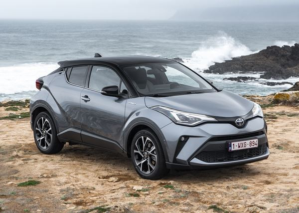 Le Toyota C-HR restylé se démarque par ses lignes de coupé