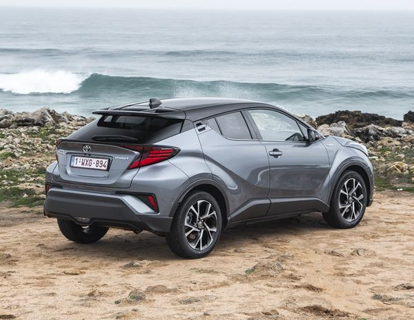 Le Toyota C-HR restylé se démarque par ses lignes de coupé