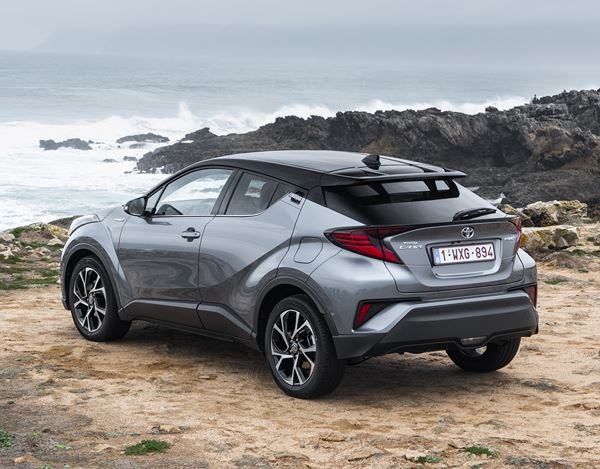 Le Toyota C-HR restylé se démarque par ses lignes de coupé