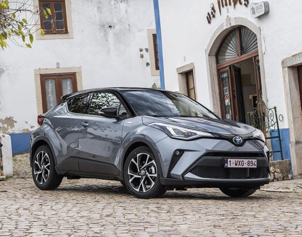 Le Toyota C-HR restylé se démarque par ses lignes de coupé