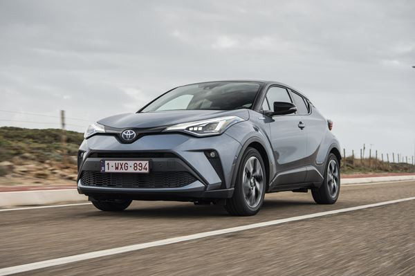 Le Toyota C-HR restylé se démarque par ses lignes de coupé