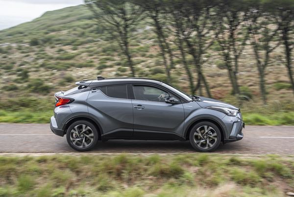 Le Toyota C-HR restylé se démarque par ses lignes de coupé