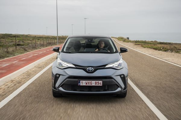 Le Toyota C-HR restylé se démarque par ses lignes de coupé