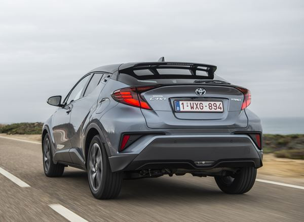 Le Toyota C-HR restylé se démarque par ses lignes de coupé
