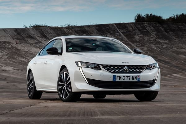 La berline radicale Peugeot 508 hybride rechargeable développe 225 ch