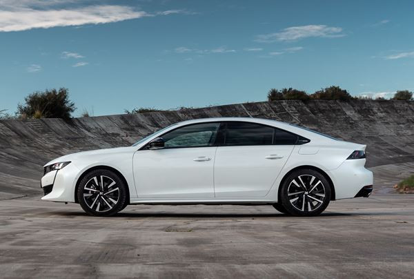 La berline radicale Peugeot 508 hybride rechargeable développe 225 ch