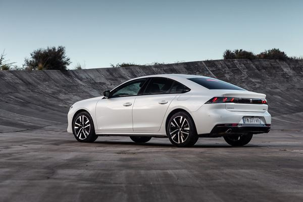 La berline radicale Peugeot 508 hybride rechargeable développe 225 ch