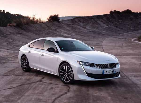 La berline radicale Peugeot 508 hybride rechargeable développe 225 ch