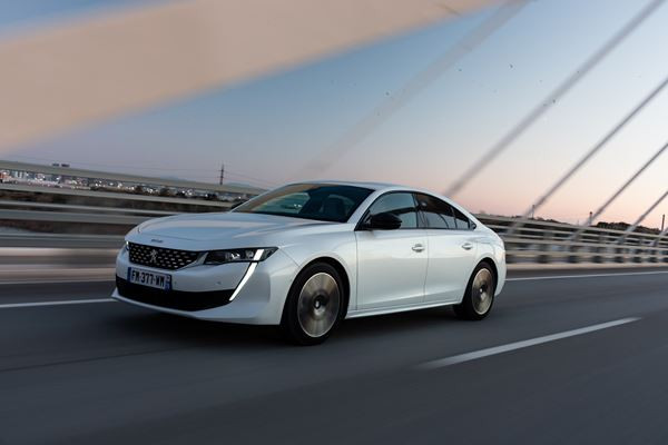 La berline radicale Peugeot 508 hybride rechargeable développe 225 ch