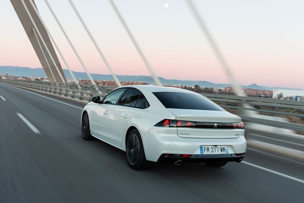 La berline radicale Peugeot 508 hybride rechargeable développe 225 ch