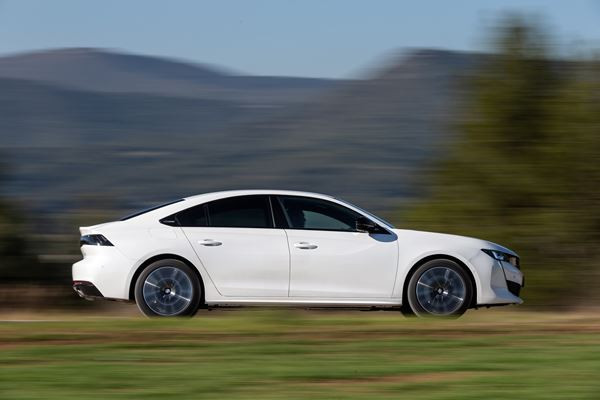 La berline radicale Peugeot 508 hybride rechargeable développe 225 ch