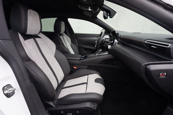 La berline radicale Peugeot 508 hybride rechargeable développe 225 ch