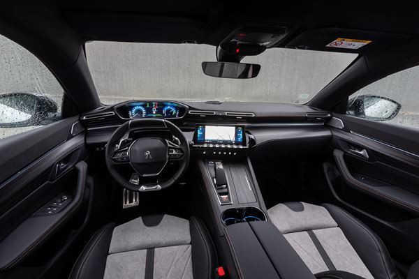 La berline radicale Peugeot 508 hybride rechargeable développe 225 ch