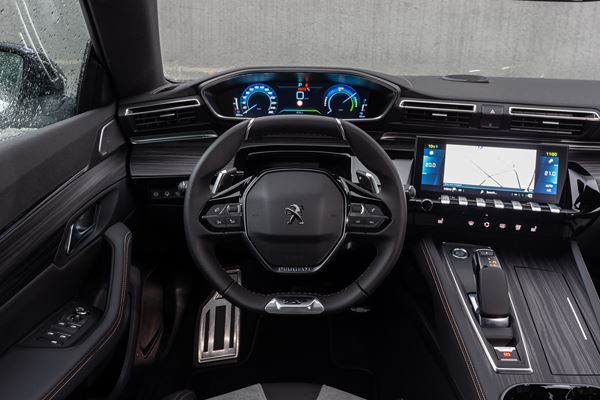 La berline radicale Peugeot 508 hybride rechargeable développe 225 ch