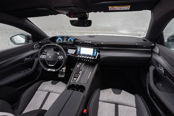 La berline radicale Peugeot 508 hybride rechargeable développe 225 ch
