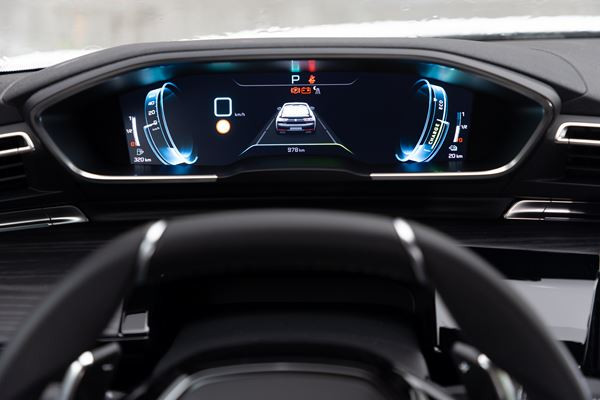La berline radicale Peugeot 508 hybride rechargeable développe 225 ch
