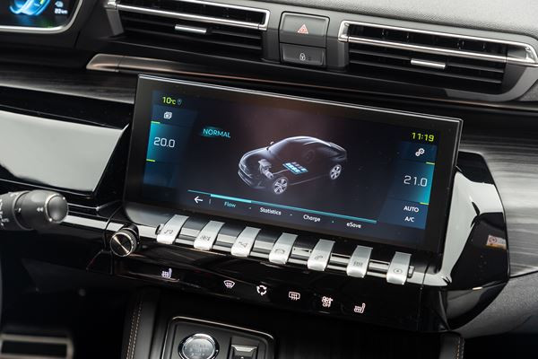 La berline radicale Peugeot 508 hybride rechargeable développe 225 ch