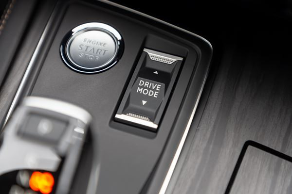 La berline radicale Peugeot 508 hybride rechargeable développe 225 ch