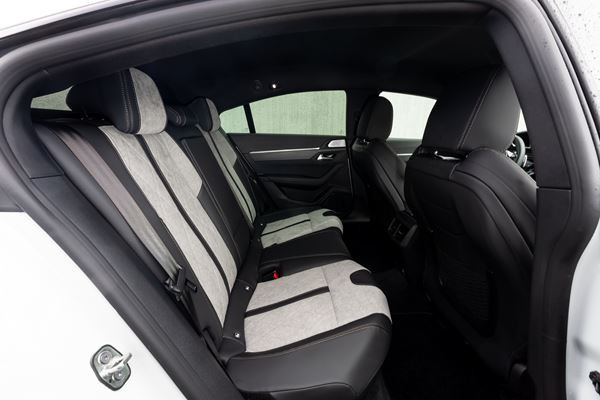 La berline radicale Peugeot 508 hybride rechargeable développe 225 ch