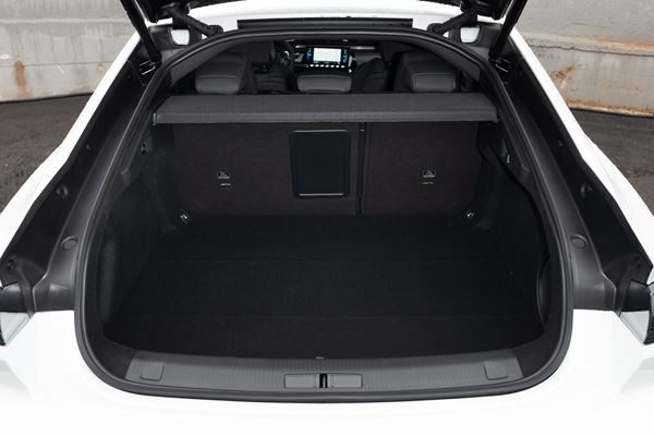 La berline radicale Peugeot 508 hybride rechargeable développe 225 ch