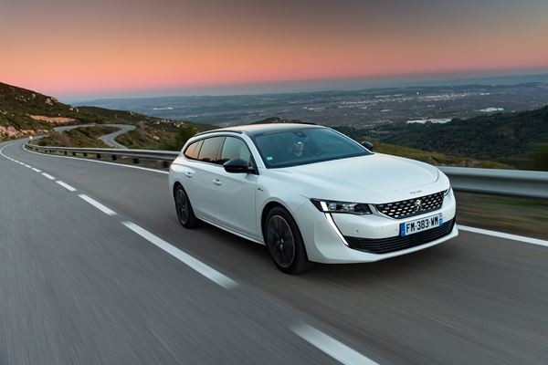 Le break Peugeot 508 SW hybride rechargeable développe 225 ch