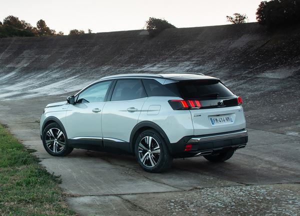 Le SUV Peugeot 3008 se décline dans deux versions hybride rechargeable