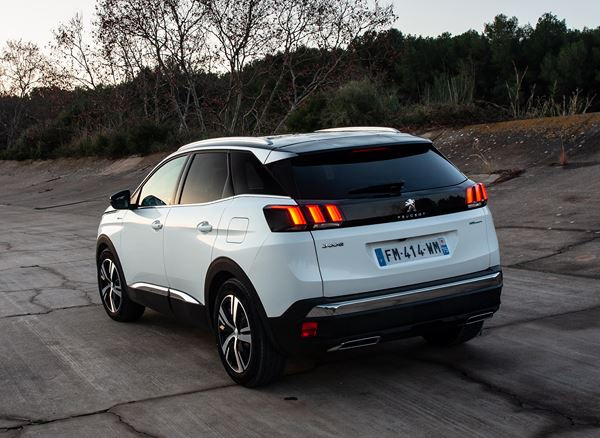 Le SUV Peugeot 3008 se décline dans deux versions hybride rechargeable