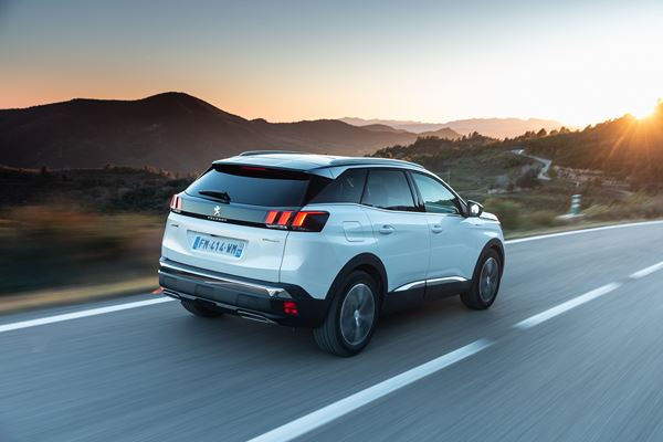 Le SUV Peugeot 3008 se décline dans deux versions hybride rechargeable