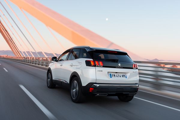 Le SUV Peugeot 3008 se décline dans deux versions hybride rechargeable