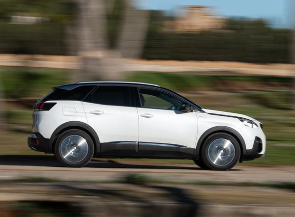 Le SUV Peugeot 3008 se décline dans deux versions hybride rechargeable