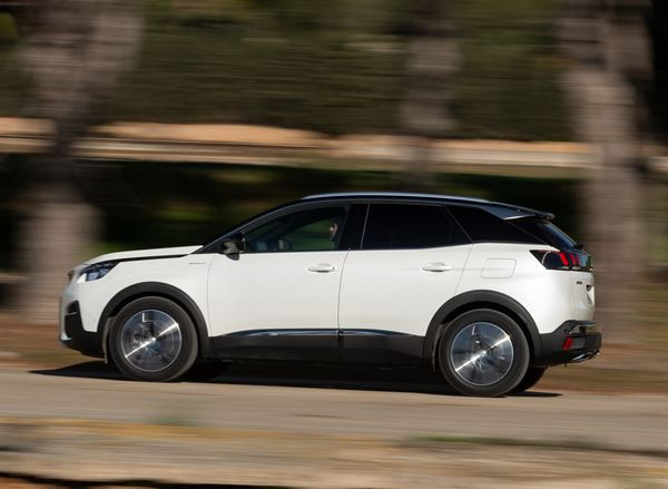 Le SUV Peugeot 3008 se décline dans deux versions hybride rechargeable