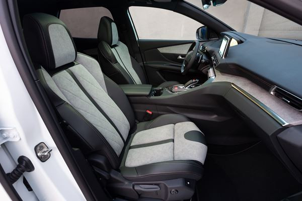 Le SUV Peugeot 3008 se décline dans deux versions hybride rechargeable