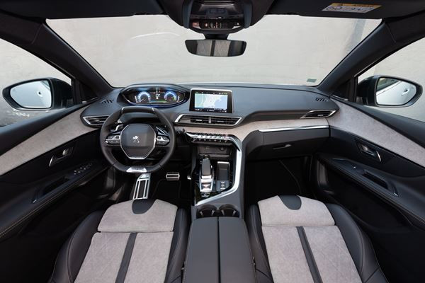 Le SUV Peugeot 3008 se décline dans deux versions hybride rechargeable