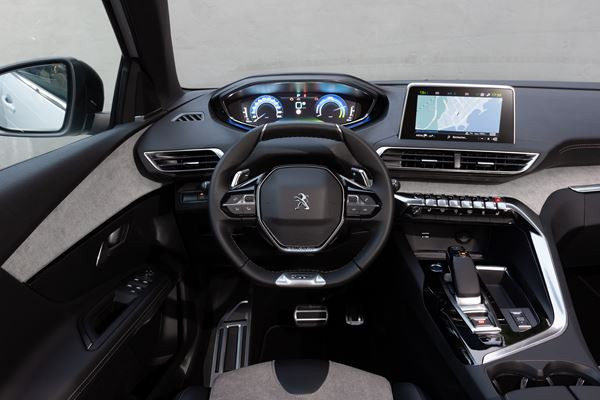 Le SUV Peugeot 3008 se décline dans deux versions hybride rechargeable