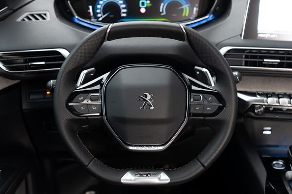 Le SUV Peugeot 3008 se décline dans deux versions hybride rechargeable