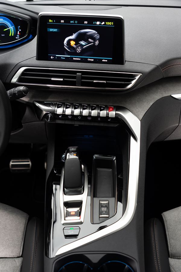 Le SUV Peugeot 3008 se décline dans deux versions hybride rechargeable