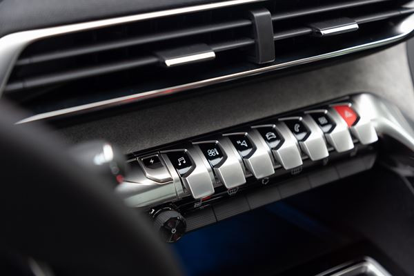 Le SUV Peugeot 3008 se décline dans deux versions hybride rechargeable