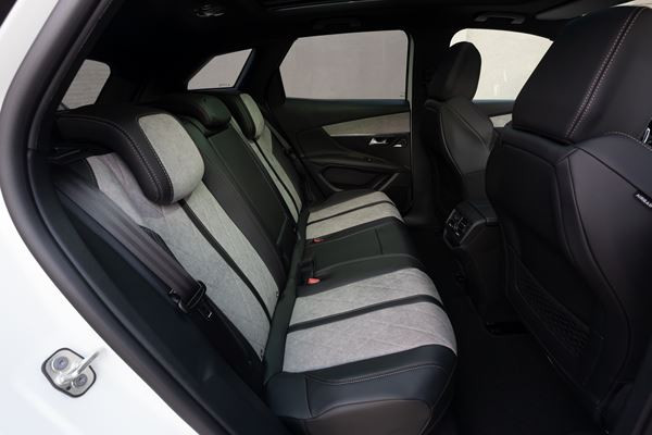 Le SUV Peugeot 3008 se décline dans deux versions hybride rechargeable