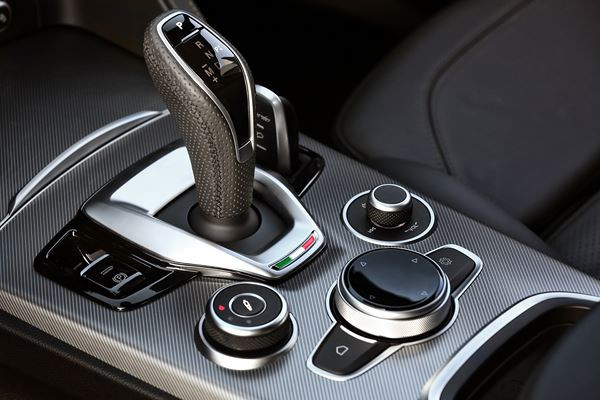 Le SUV sportif Alfa Romeo Stelvio s'offre un enrichissement technologique
