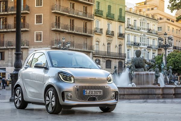 La smart EQ fortwo s'offre un design légèrement remanié sur le plan visuel