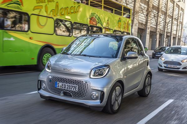 La smart EQ fortwo s'offre un design légèrement remanié sur le plan visuel